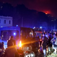 Požar kod Omiša: Evakuiran velik broj turista i mještana