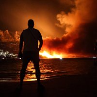 Požar kod Omiša: Evakuiran velik broj turista i mještana