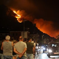 Požar kod Omiša: Evakuiran velik broj turista i mještana