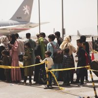 Civili čekaju na ukrcaj u avione koji napuštaju Kabul