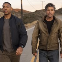 Aaron Pierre i Kyle Chandler