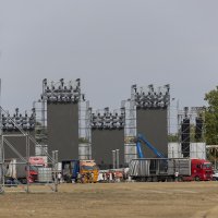 Postavljanje pozornice za koncert Thompsona u Vukovaru