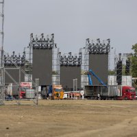 Postavljanje pozornice za koncert Thompsona u Vukovaru