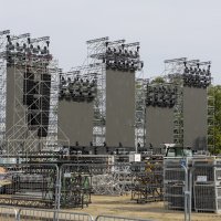 Postavljanje pozornice za koncert Thompsona u Vukovaru
