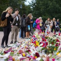 Okupljanje građana i polaganje cvijeća ispred Kraljevske palače
