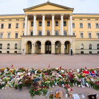 Okupljanje građana i polaganje cvijeća ispred Kraljevske palače