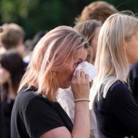Okupljanje građana i polaganje cvijeća ispred Kraljevske palače