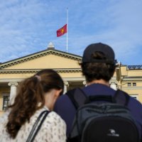 Okupljanje građana i polaganje cvijeća ispred Kraljevske palače