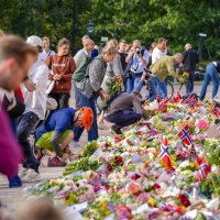 Okupljanje građana i polaganje cvijeća ispred Kraljevske palače