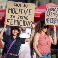 Prosvjed protiv molitelja, femicida i zabrane abortusa