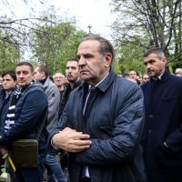 Rasim Ljajić na sprovodu legendarnog košarkaškog trenera Partizana, Dušana Vujoševića