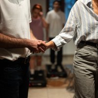 Predstava 'U našem vrtu samo trava nije pokošena'