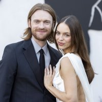 Finneas O'Connell i supruga Claudia Sulewski