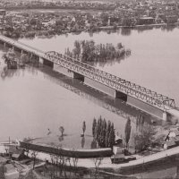 1961. Pogled na zeljezničko-cestovni most preko rijeke Save u Sl. Brodu Arhiva ĐĐ Montaža