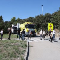 Koromačno: Građani blokirali prometnicu zbog dovoza otpada iz Like