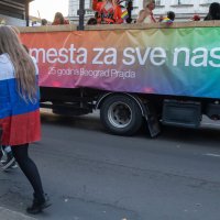 Aktivistica s ruskom zastavom na beogradskom Prideu
