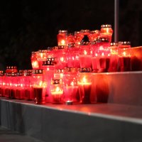 Svijeće ispred zgrade Gorana Bareta