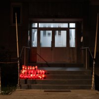 Svijeće ispred zgrade Gorana Bareta