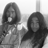 John_Lennon_en_zijn_echtgenote_Yoko_Ono_op_huwelijksreis_in_Amsterdam_hielden_pe,_Bestanddeelnr_922-2301