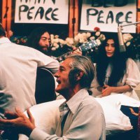 John_Lennon_performing_Give_Peace_a_Chance_1969
