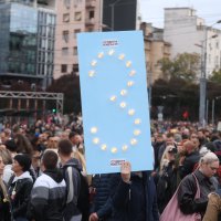 Beograd: Tisuće građana okupile su se na Trgu Slavija i okolnim ulicama na završnom predizbornom skupu Studentske liste