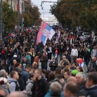Beograd: Tisuće građana okupile su se na Trgu Slavija i okolnim ulicama na završnom predizbornom skupu Studentske liste