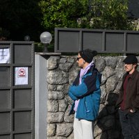 Red za glasanje ispred Veleposlanstva Republike Srbije u Hrvatskoj