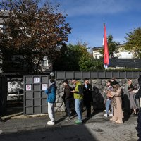 Red za glasanje ispred Veleposlanstva Republike Srbije u Hrvatskoj