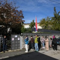 Red za glasanje ispred Veleposlanstva Republike Srbije u Hrvatskoj
