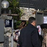 Red za glasanje ispred Veleposlanstva Republike Srbije u Hrvatskoj