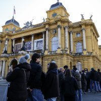 Čekanje u redu za Orašara ispred HNK Zagreb
