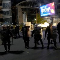 Kordon policije štiti zgradu TV Pink