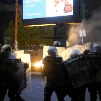 Kordon policije štiti zgradu TV Pink