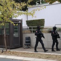 Napad pred izraelskom ambasadom u Beogradu