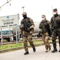 Policija i vojska vode izbjeglice iz kampa u Dobovi na željezničku postaju (4)