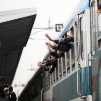 Policija i vojska vode izbjeglice iz kampa u Dobovi na željezničku postaju (5)