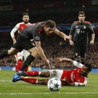 Arsenal v Bayern Munich - Theo Walcott i  Xabi Alonso (u zraku)