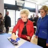Predsjednica Grabar-Kitarović uručila industrijsko glačalo udruzi Kamensko (2)