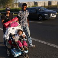 Izbjeglice odlučile ići pješice iz Budimpešte do Austrije (5)