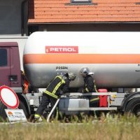 Vatrogasci i stručnjaci iz Petrola zaustavili curenje plina iz cisterne na benzinskoj (2)