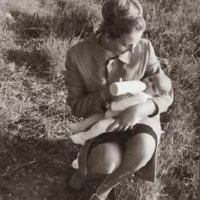 Dijete i majka s bočicom za hranjenje