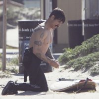 Anthoyn Kiedis na plaži  (3)