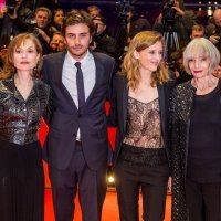 Mia Hansen-Love na filmskom festivalu u Berlinu 2016. s glumcima filma 'Sve što dolazi'