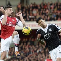 Olivier Giroud (L) i Jose Fonte