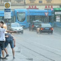 Zagreb Snažan pljusak iznenadio građane (2)