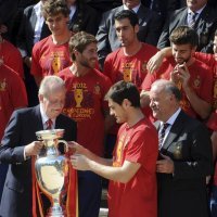 Iker Casillas pokazuje pehar španjolskom kralju Juanu Carlosu