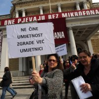 Djelatnici u kulturi održali prosvjed ispred HNK i upravne zgrade Grada Rijeke