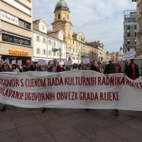 Djelatnici u kulturi održali prosvjed ispred HNK i upravne zgrade Grada Rijeke