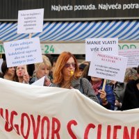 Djelatnici u kulturi održali prosvjed ispred HNK i upravne zgrade Grada Rijeke