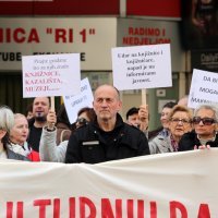 Djelatnici u kulturi održali prosvjed ispred HNK i upravne zgrade Grada Rijeke